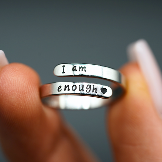 „I Am Enough“-Ring
