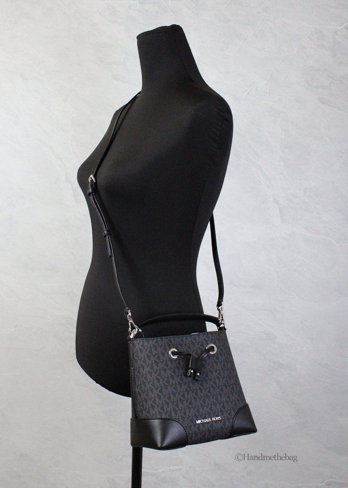 Sac bandoulière seau Michael Kors Mercer petit modèle en PVC noir