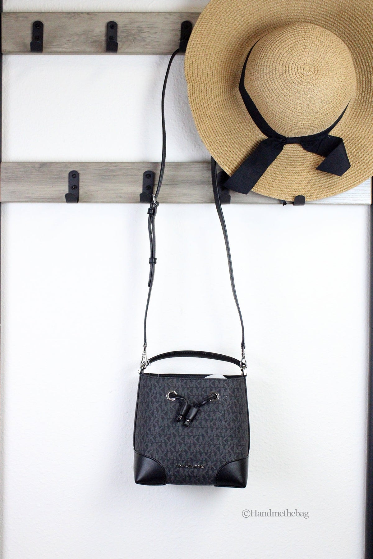 Sac bandoulière seau Michael Kors Mercer petit modèle en PVC noir